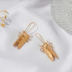 Vintage golden Roach bug Insect Pendant Drop Earrings - Unique Insect Decor